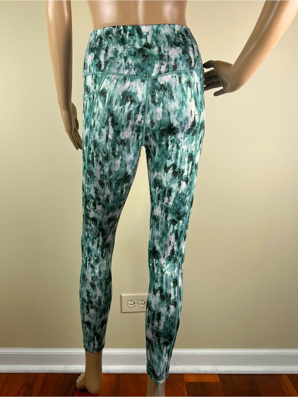 NEW SWEATY BETTY GREEN BUTTERFLY TIE-DYE PRINTED LEGGINGS - Picture 5 of 5